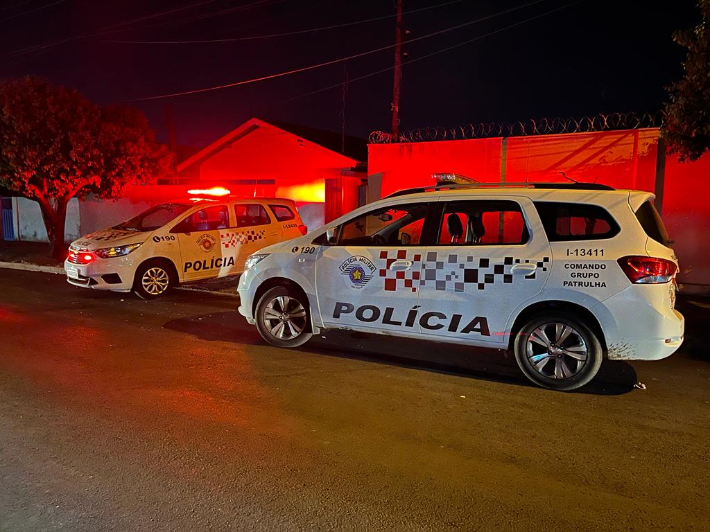 Policiais constataram que o veículo continha um aviso de 'Vende-se'
